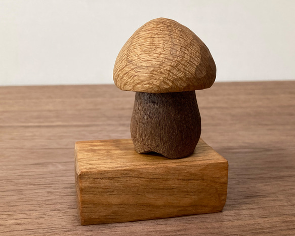 キノコの置物 木彫り 台付き（木材：ナラ/ウォルナット/クルミ）（No.S1008） 10枚目の画像