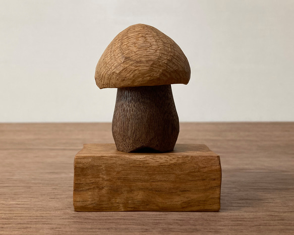 キノコの置物 木彫り 台付き（木材：ナラ/ウォルナット/クルミ）（No.S1008） 1枚目の画像