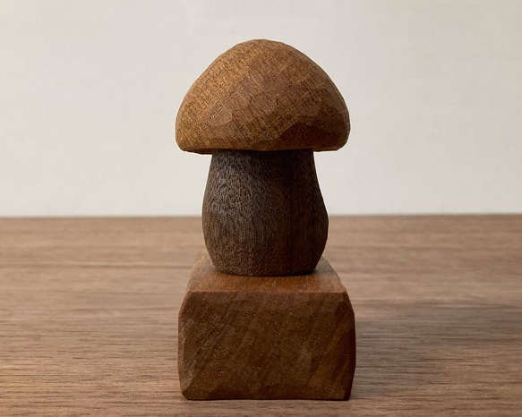 キノコの置物 木彫り 台付き（木材：ナラ/ウォルナット/クルミ）（No.S1008） 2枚目の画像