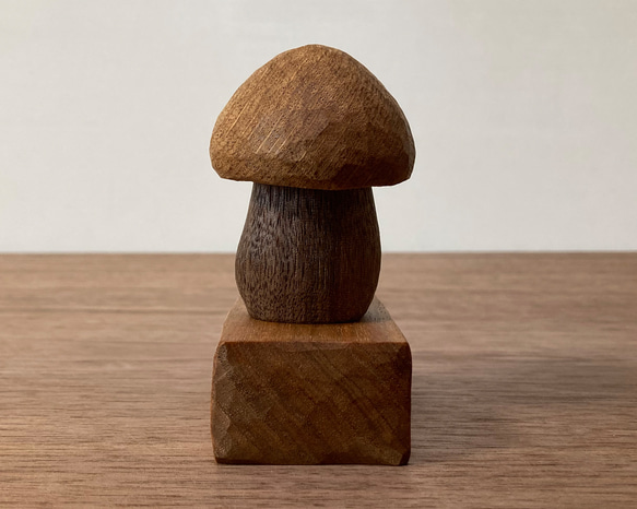 キノコの置物 木彫り 台付き（木材：ナラ/ウォルナット/クルミ）（No.S1008） 4枚目の画像