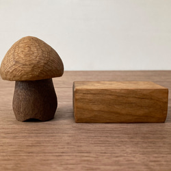 キノコの置物 木彫り 台付き（木材：ナラ/ウォルナット/クルミ）（No.S1008） 9枚目の画像