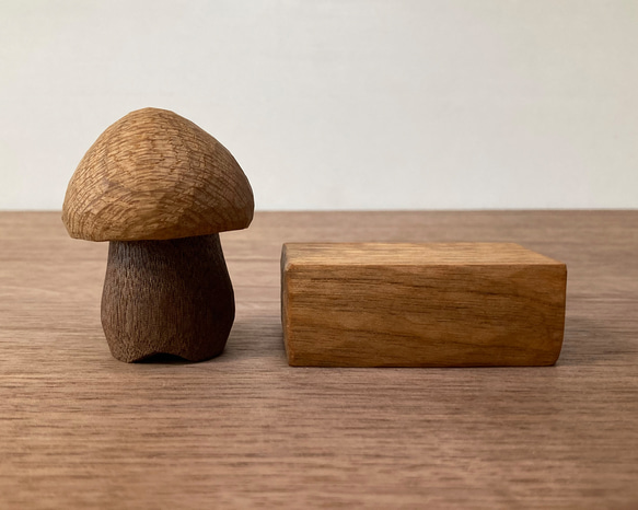 キノコの置物 木彫り 台付き（木材：ナラ/ウォルナット/クルミ）（No.S1008） 9枚目の画像