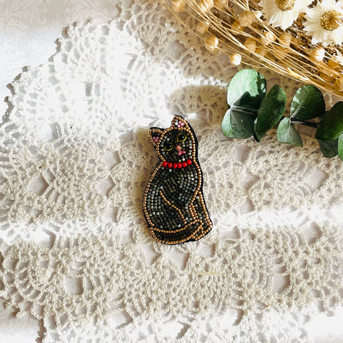ハンドメイド 刺繍 ブローチ チャーム ビーズのスカーフを巻いた猫