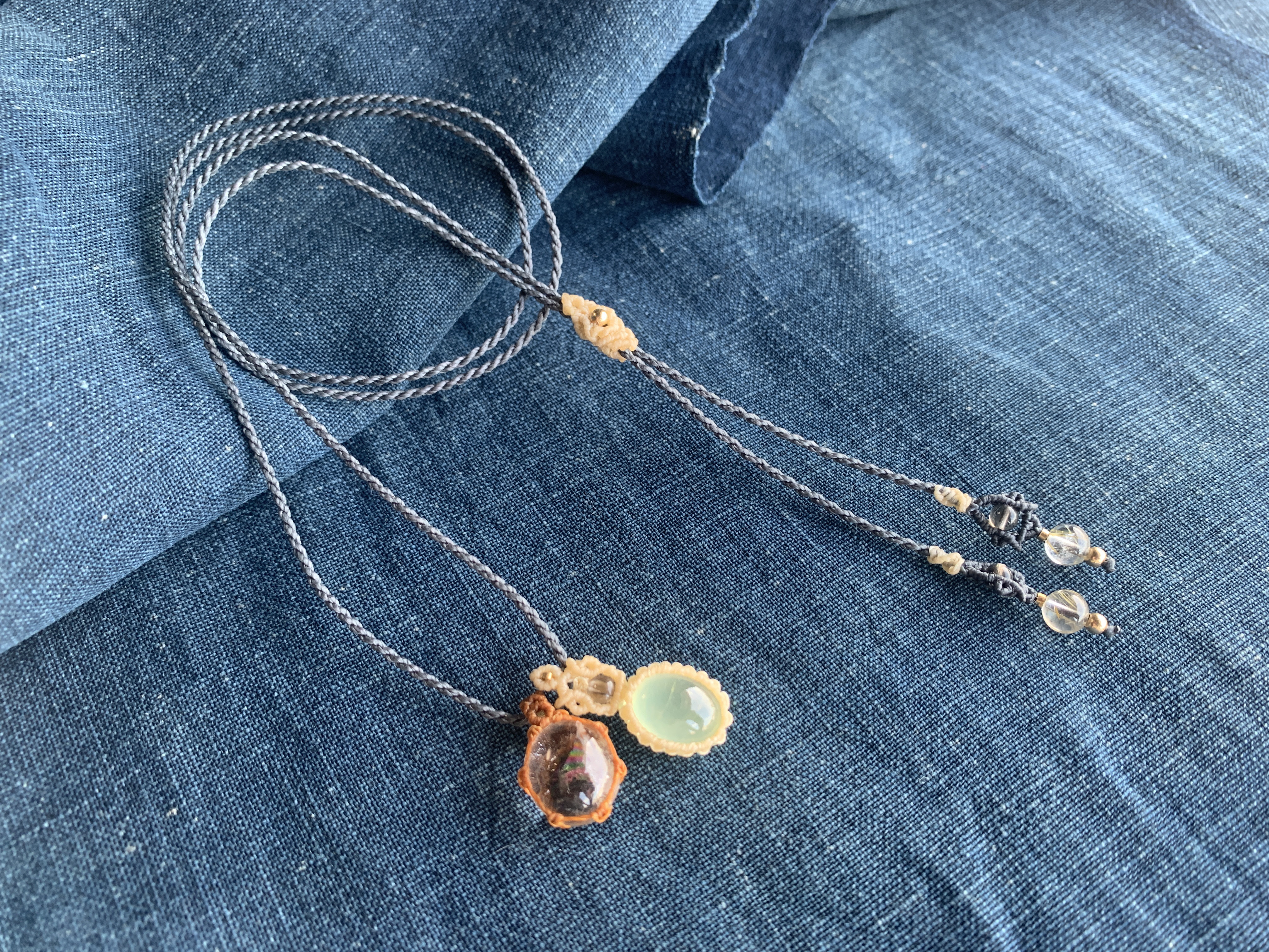 アイリススモーキークォーツ&プレナイト〜シングルフレーム・マクラメ双子ペンダント〜no.11051