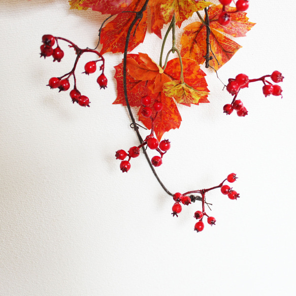 「送料無料」紅葉（モミジ）サンキライ スワッグリース 壁掛け（アーティフィシャルフラワー）秋リース 5枚目の画像