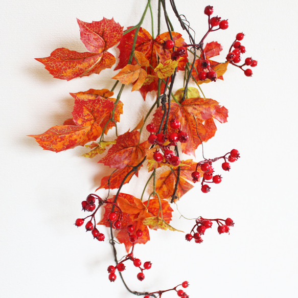 「送料無料」紅葉（モミジ）サンキライ スワッグリース 壁掛け（アーティフィシャルフラワー）秋リース 4枚目の画像