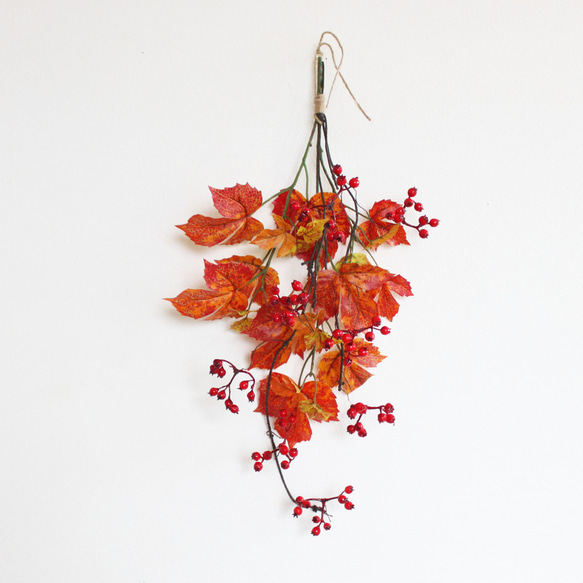 「送料無料」紅葉（モミジ）サンキライ スワッグリース 壁掛け（アーティフィシャルフラワー）秋リース 2枚目の画像