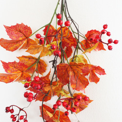 「送料無料」紅葉（モミジ）サンキライ スワッグリース 壁掛け（アーティフィシャルフラワー）秋リース 6枚目の画像