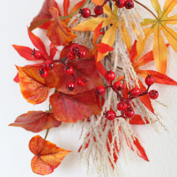 「送料無料」ススキ 紅葉（モミジ）サンキライ ミニスワッグリース 壁掛け（アーティフィシャルフラワー）秋リース 5枚目の画像