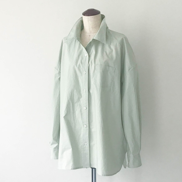 コエリブラウスPart2 ＜衿を立てて着るオーバーサイズ白シャツ＞ ～タイプライター くすみグリーン～ 1枚目の画像