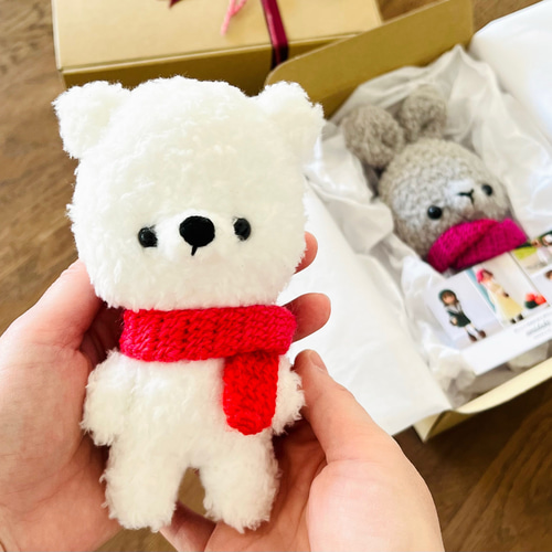 あみぐるみ♪ふわふわぺたんこくまさん（白）赤マフラー あみぐるみ