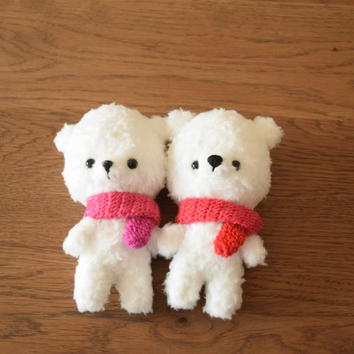 あみぐるみ♪ふわふわぺたんこくまさん（白）赤マフラー あみぐるみ
