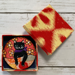 手刺繍オリジナルブローチ＊黒猫の言うことには 2枚目の画像