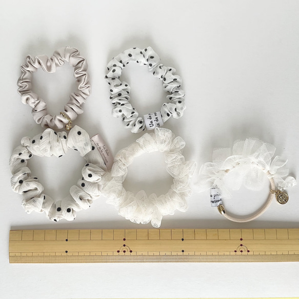 細シュシュとヘアゴムのセット　ドット、ホワイト×ベージュカラー　シフォン素材 4枚目の画像