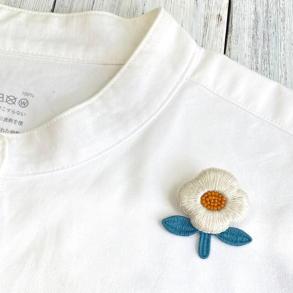 【受注制作】一輪の花　刺繍ブローチ/アイボリー 1枚目の画像