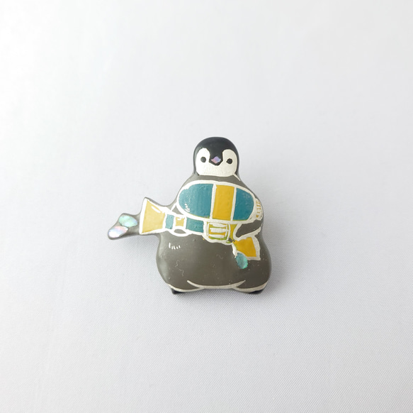 水遊び皇帝ペンギンひな 漆ブローチ 1枚目の画像