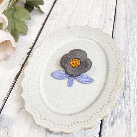 【受注制作】一輪の花　刺繍ブローチ/ダークグレー 3枚目の画像