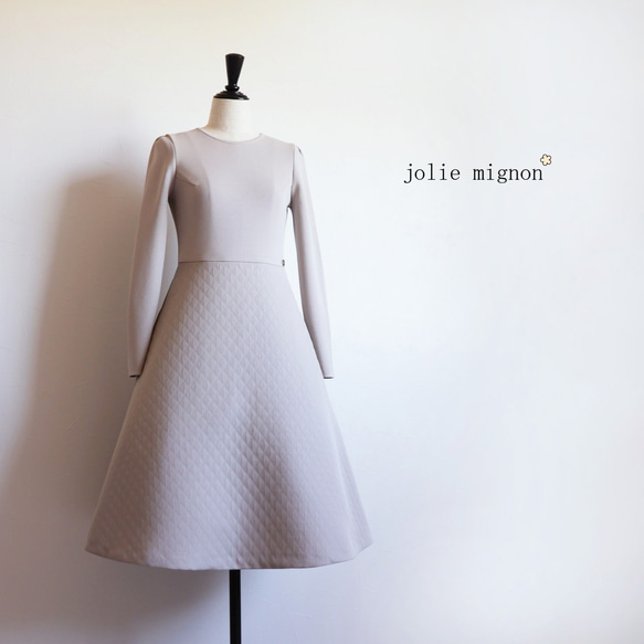 [非常適合提升你的風格] 絎縫材質對接洋裝 [灰色] 第1張的照片
