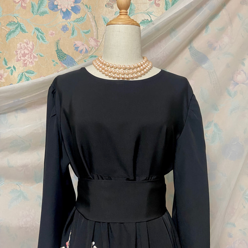 友禅染の黒留袖からの着物リメイクドレスです Ｍサイズ　着丈１２５cm 友禅染の黒留袖からの着物リメイクドレスです Mサイズ 着丈125cm