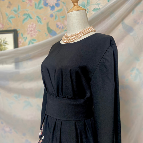 友禅染の黒留袖からの着物リメイクドレスです Ｍサイズ　着丈１２５cm 友禅染の黒留袖からの着物リメイクドレスです Mサイズ 着丈125cm