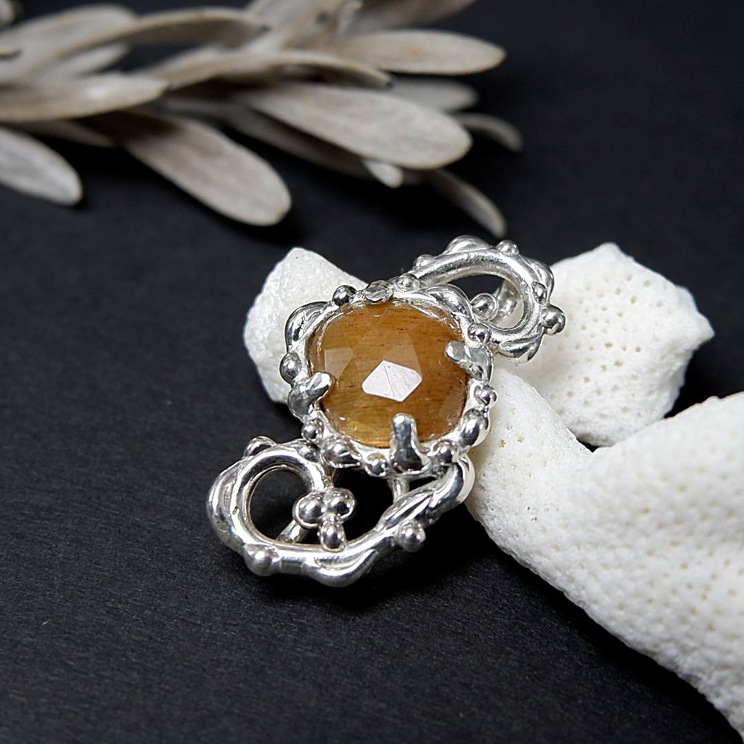 ～２way～　ゴールデンシャインムーンストーンの唐草ペンダント 天然石アクセサリー　一点物