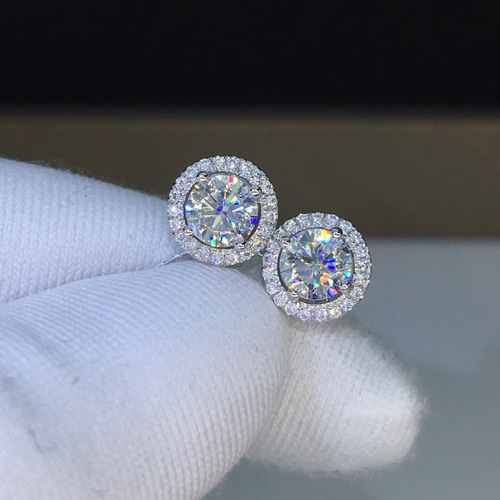 合計1カラット 】輝くモアサナイトダイヤモンド ピアス K18WG ピアス 