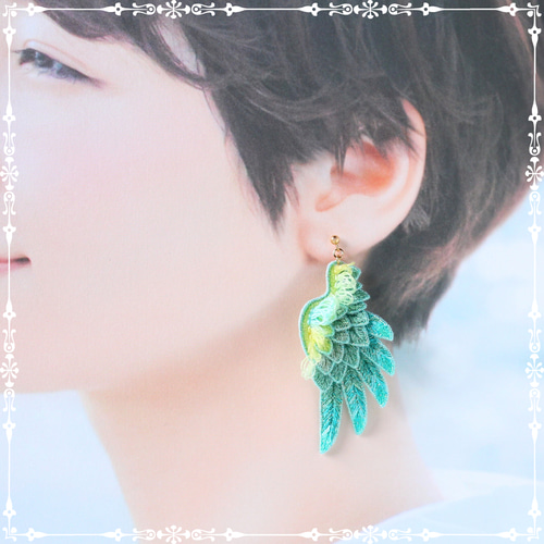 立体刺繍/鳥の羽根＊刺繍のイヤリング/ピアスmini＊Summer(薄荷