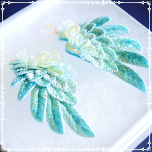 立体刺繍/鳥の羽根＊刺繍のイヤリング/ピアスmini＊Summer(薄荷