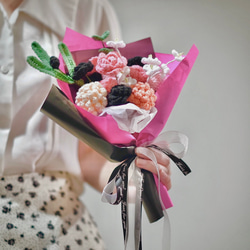 【枯れない花束/枯れない愛】ハンドメイド 花束 ブーケ Blackpink 編み物　ローゼ　菊　黒ピンク　プレゼント 2枚目の画像