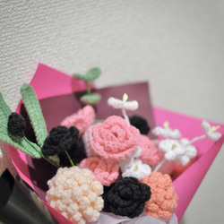 【枯れない花束/枯れない愛】ハンドメイド 花束 ブーケ Blackpink 編み物　ローゼ　菊　黒ピンク　プレゼント 5枚目の画像