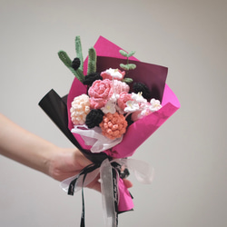 【枯れない花束/枯れない愛】ハンドメイド 花束 ブーケ Blackpink 編み物　ローゼ　菊　黒ピンク　プレゼント 1枚目の画像