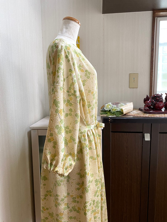 絹　パフスリーブ　ワンピース　ウエストリボン　クリームイエロー　花柄　フリーサイズ　着物リメイク　248 3枚目の画像