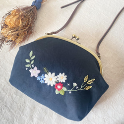《即納》お花畑のショルダーバッグ（ブラック）　～手刺繍のがま口バッグ～ 1枚目の画像