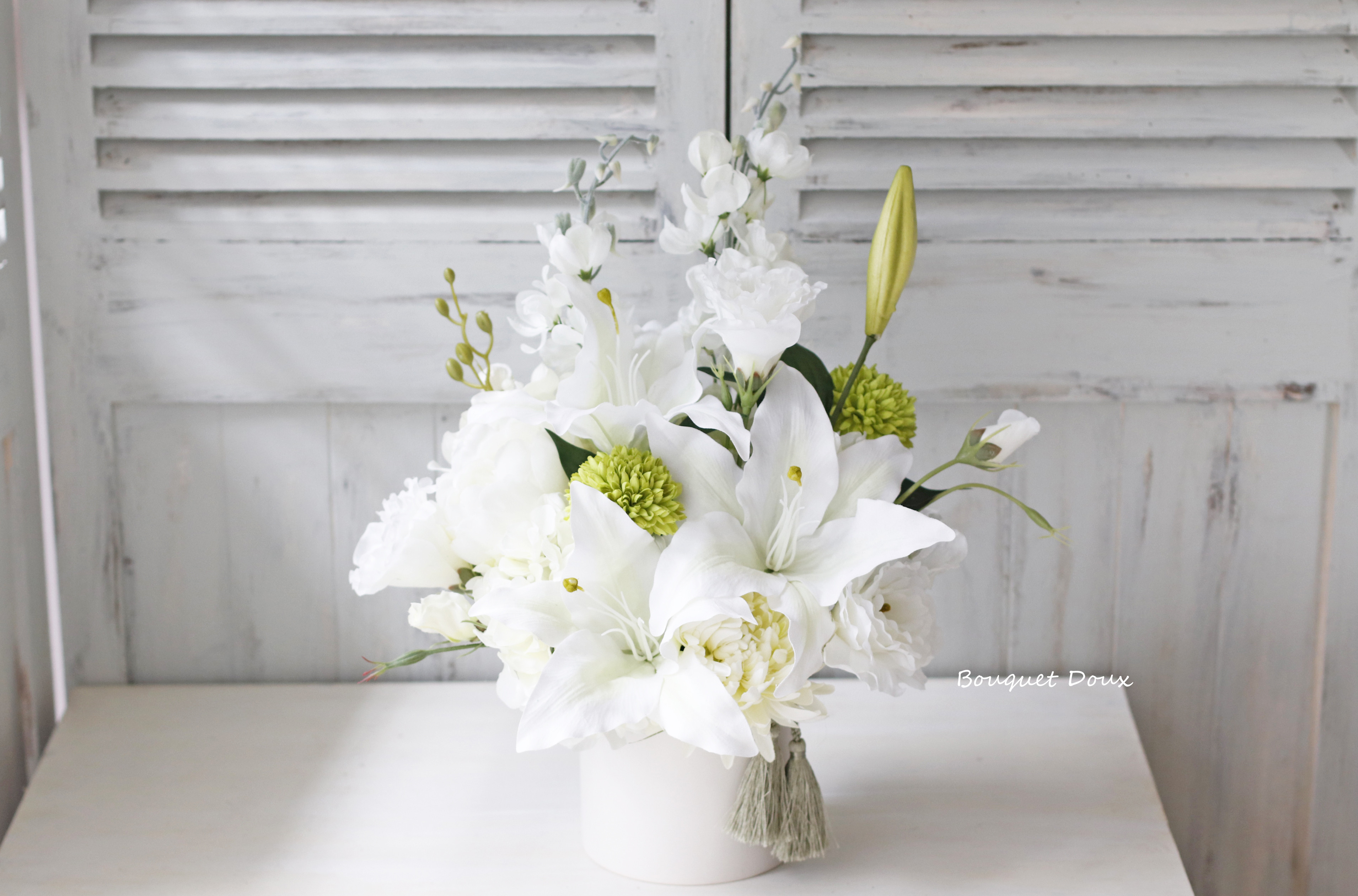 【仏花059】カサブランカやユリのお供えフラワーアレンジメント　造花　仏壇花　お悔み花　アートフラワー初盆