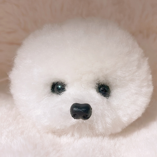 羊毛フェルト ハンドメイド 犬 りぼんページ ほっぺの、ほんのりピンクはこうやって着色しています
