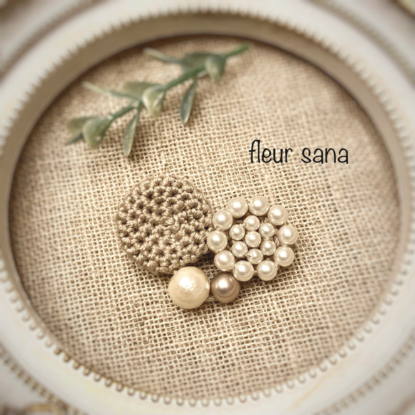 unique motif  シルキーパールとクロッシェのブローチ 〈heart〉 powder brown 1枚目の画像