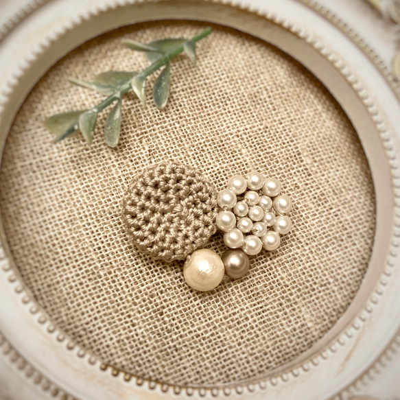 unique motif  シルキーパールとクロッシェのブローチ 〈heart〉 powder brown 3枚目の画像