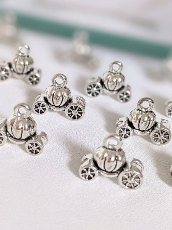 かぼちゃの馬車 チャーム 6個 カン付き パーツ 3枚目の画像