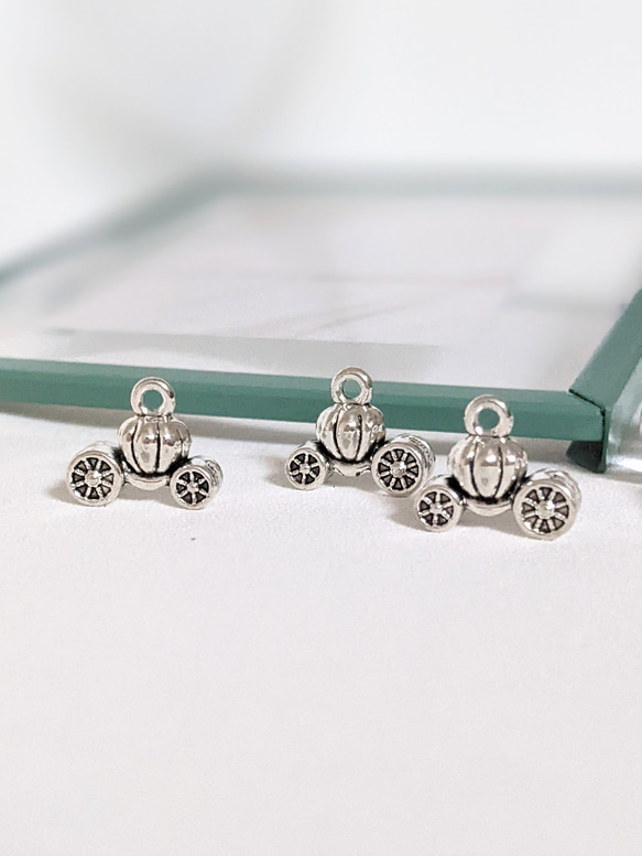 かぼちゃの馬車 チャーム 6個 カン付き パーツ 2枚目の画像