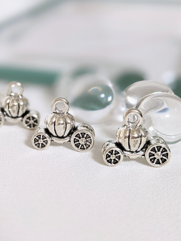 かぼちゃの馬車 チャーム 6個 カン付き パーツ 1枚目の画像