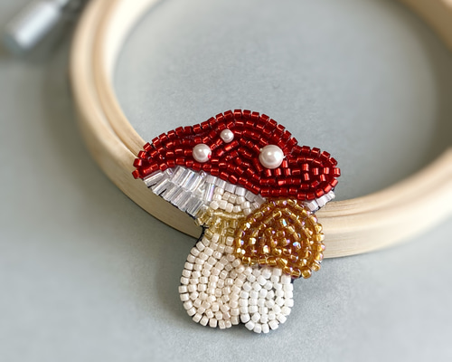 森の双子きのこブローチ ビーズ刺繍 オートクチュール刺繍 ブローチ