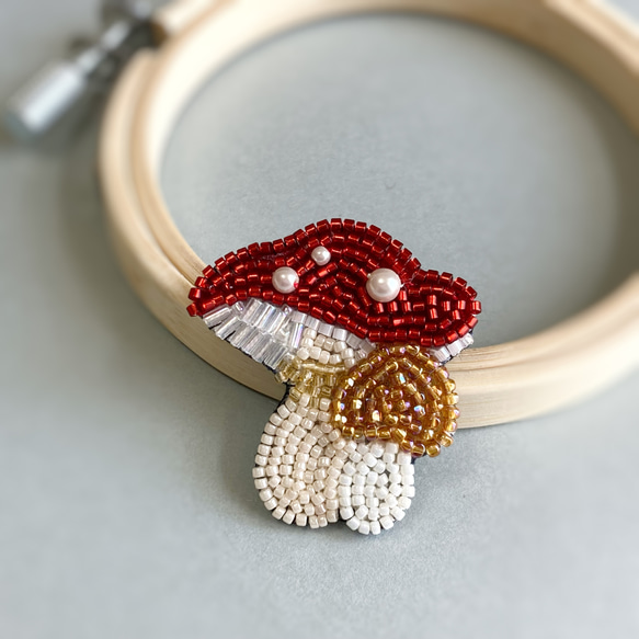 森の双子きのこブローチ ビーズ刺繍 オートクチュール刺繍 ブローチ