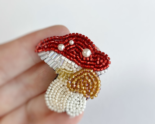森の双子きのこブローチ ビーズ刺繍 オートクチュール刺繍 ブローチ 