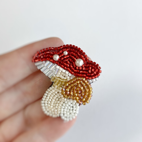 こり198.キラキラきのこ ビーズ 刺繍ブローチ ハンドメイドアクセサリ こり様専用198.キラキラきのこ ビーズ 刺繍ブローチ