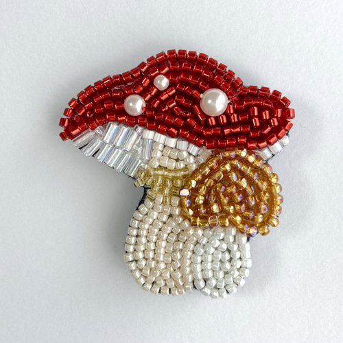 ＊きのこ ✿＊　刺繍ブローチ きのこの刺繍ブローチ🍄