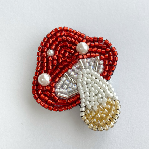 森のきのこブローチ ビーズ刺繍 オートクチュール刺繍 ブローチ merori