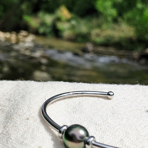 タヒチ産 黒蝶真珠10mm ピーコックカラー SV95バングル ブレスレット  