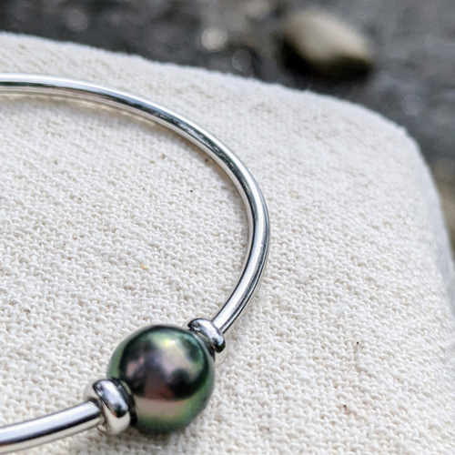 タヒチ産 黒蝶真珠10mm ピーコックカラー SV95バングル ブレスレット  