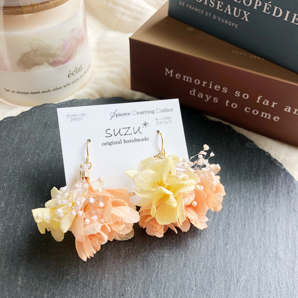 紫陽花とかすみ草のブーケの耳飾り オレンジ×イエロー プリザーブドフラワー 本物のお花のアクセサリー ブライダル 2枚目の画像
