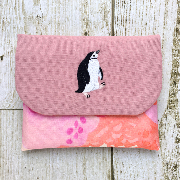 ぽんやりヒゲペンギンの刺繍ポケットティッシュケース 1枚目の画像